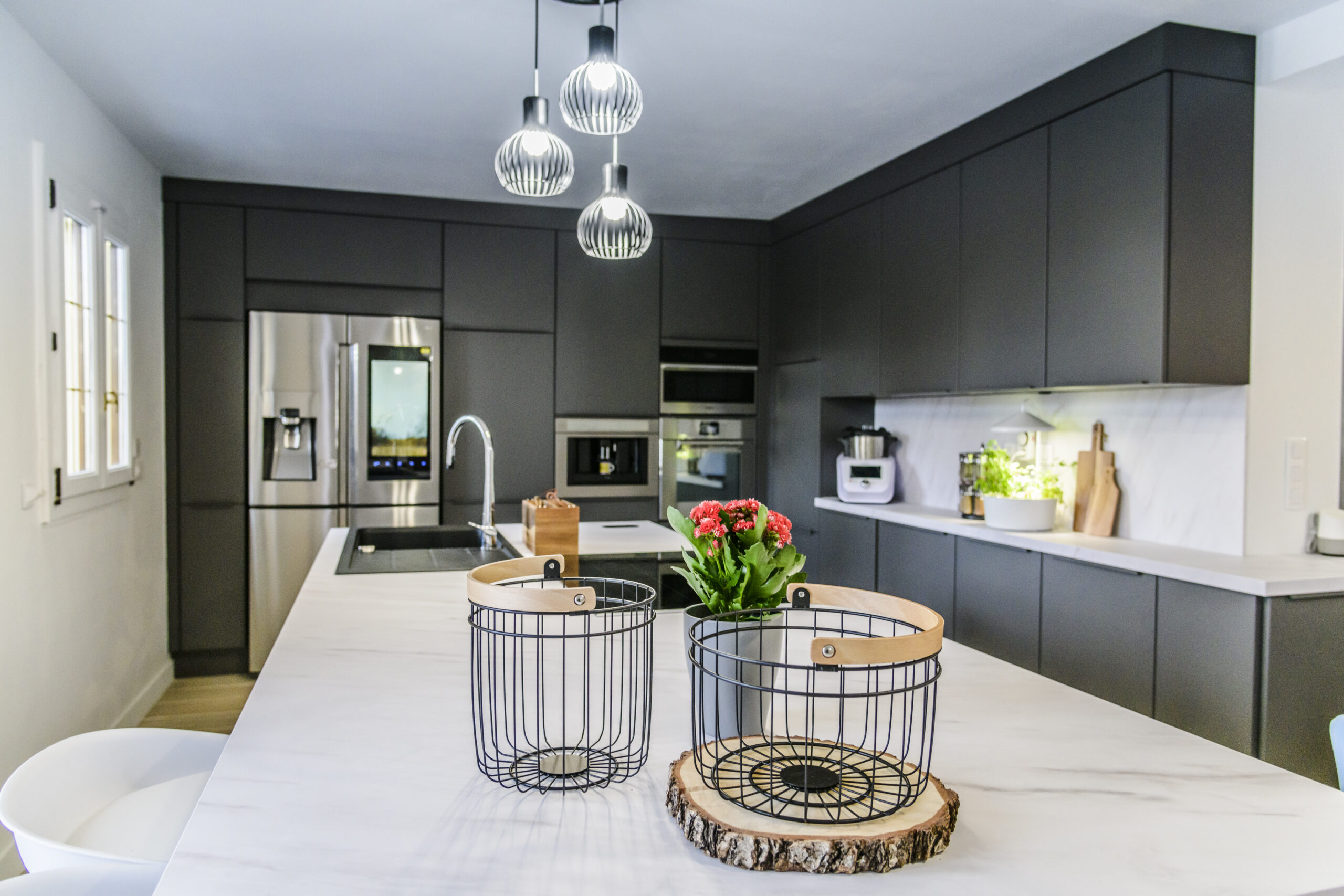 Création et aménagement d'un cuisine moderne ouverte avec îlot central