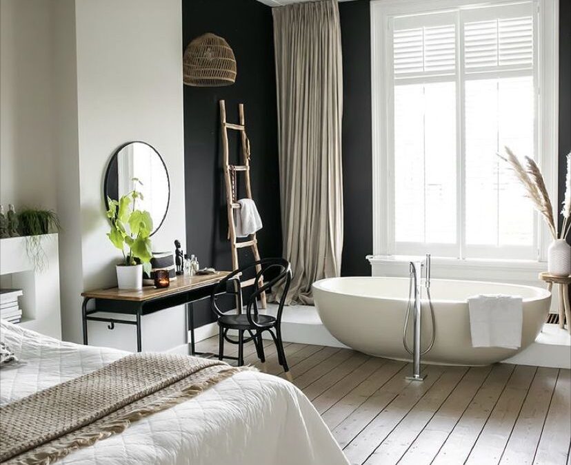 La salle de bain ouverte sur la chambre : rêve d’intimité ou piège déco ?