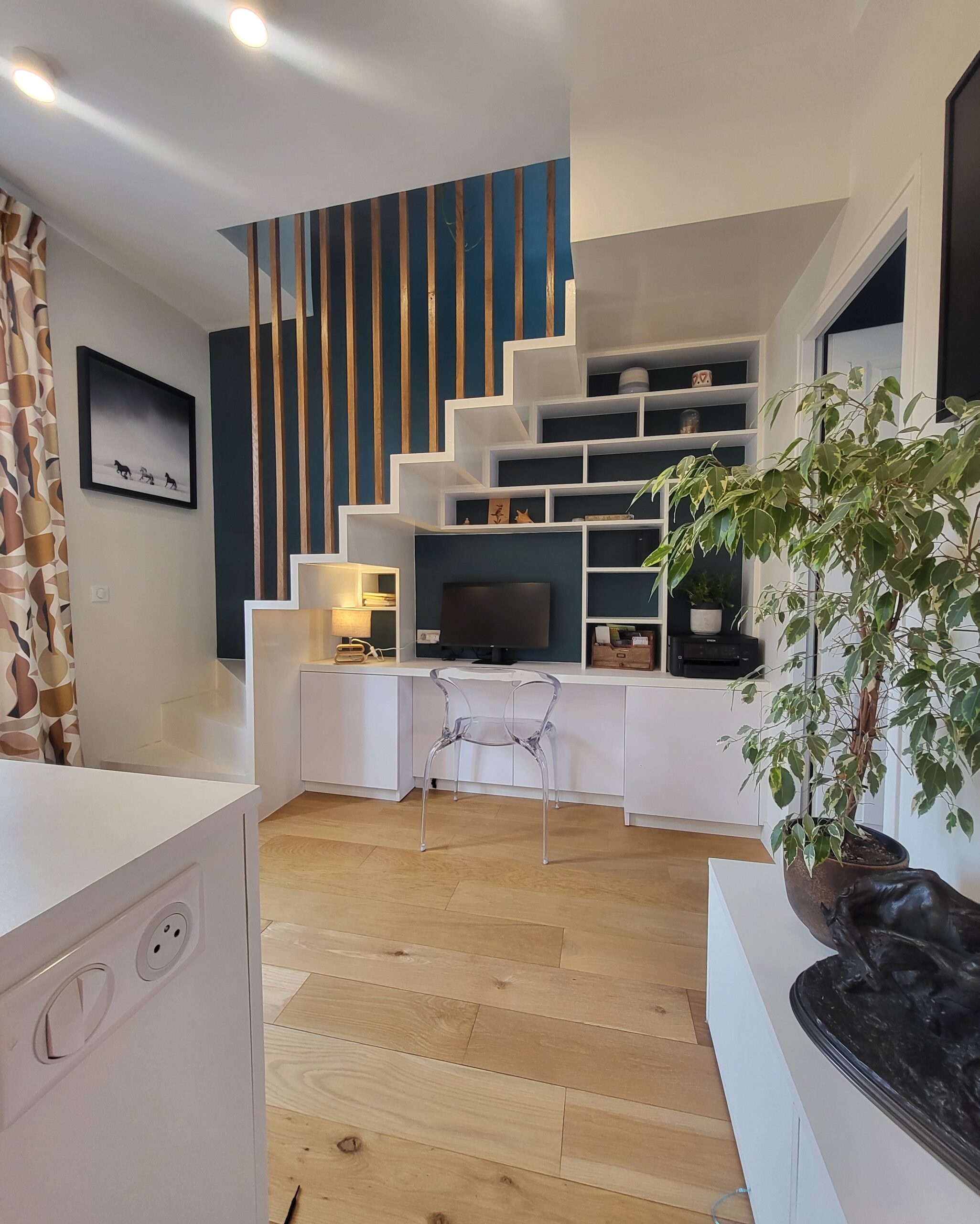Aménagement d'un espace de travail fonctionnel et lumineux sous escalier