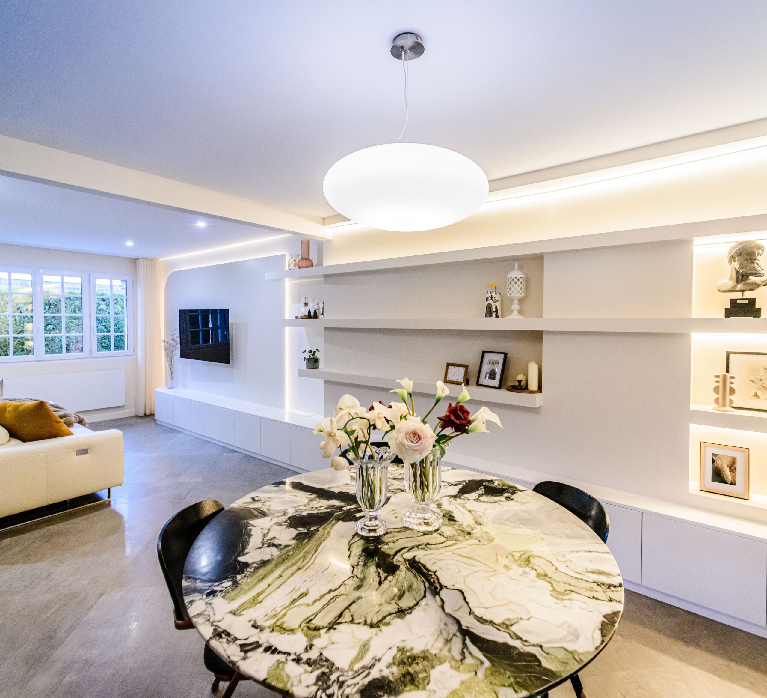 Salon contemporain rénové avec mobilier sur mesure et matériaux naturels