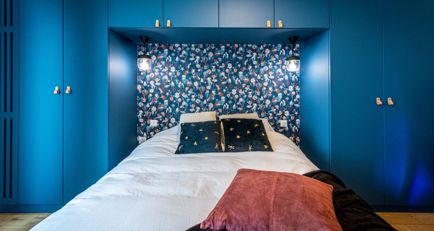 photo d'un meuble sur mesure tête de lit avec un papier peint jean paul Gautier